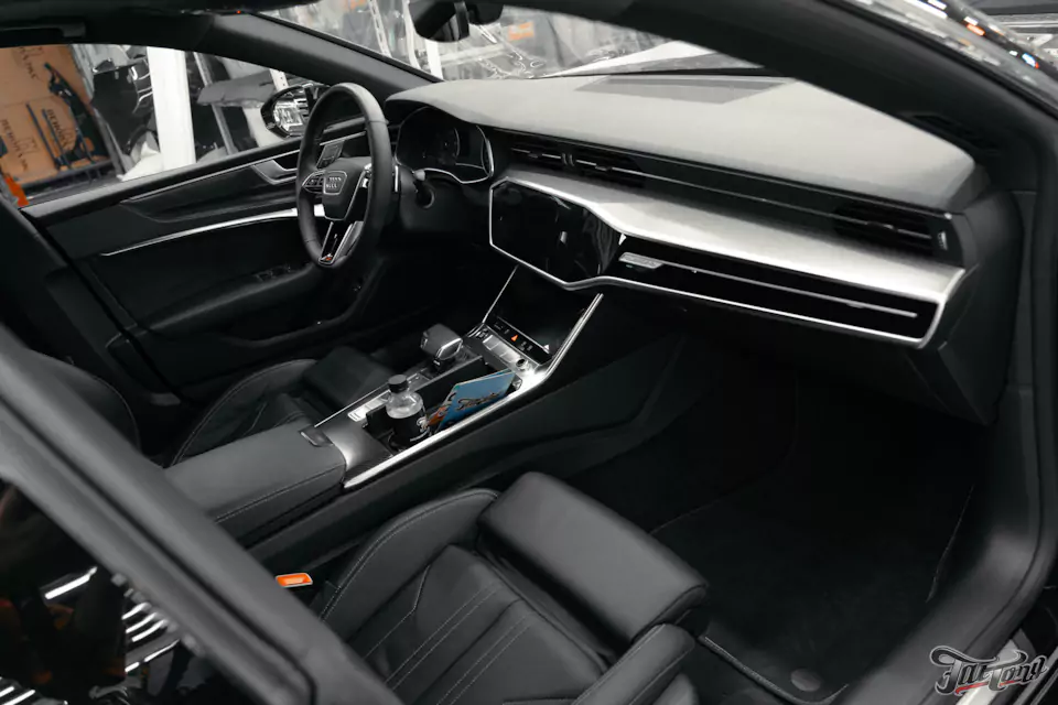 Классический карбон под матовым лаком в салоне Audi A7 и комплекс детейлинг-услуг